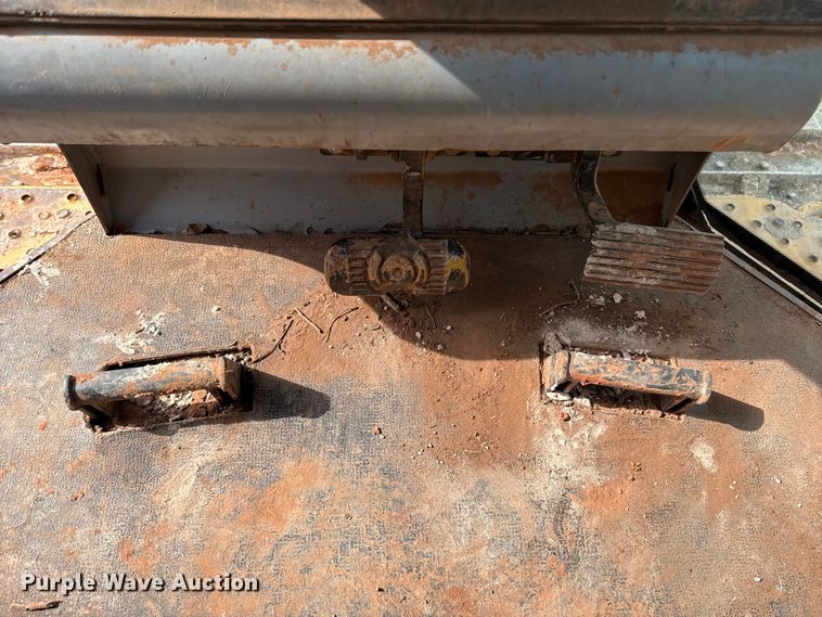 image for item ES5798 2004 John Deere 750C LT dozer