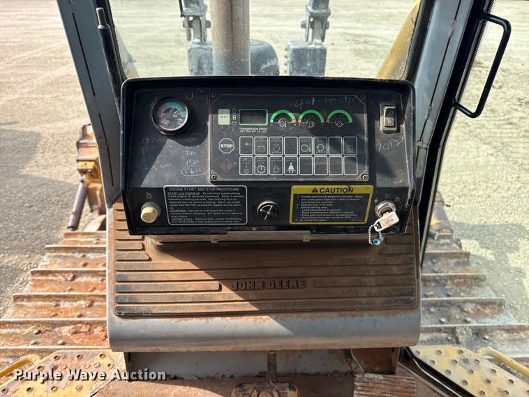 image for item ES5798 2004 John Deere 750C LT dozer