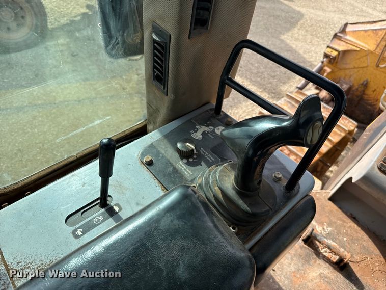 image for item ES5798 2004 John Deere 750C LT dozer