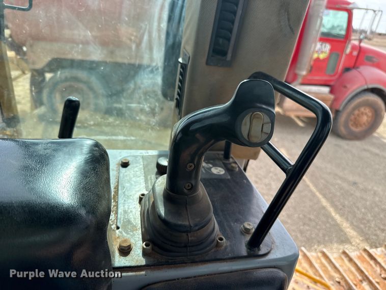 image for item ES5798 2004 John Deere 750C LT dozer