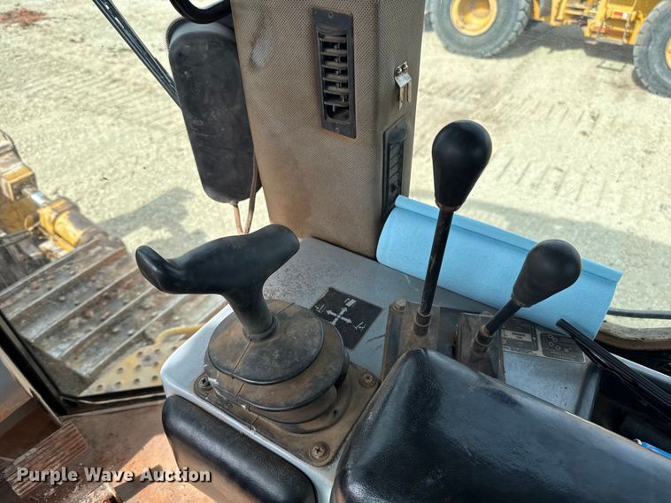 image for item ES5798 2004 John Deere 750C LT dozer