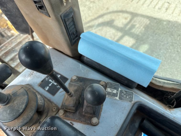 image for item ES5798 2004 John Deere 750C LT dozer