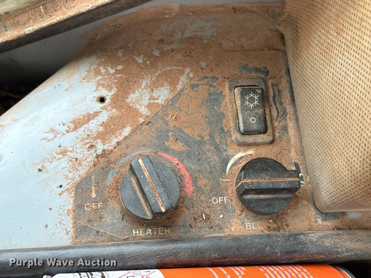 image for item ES5798 2004 John Deere 750C LT dozer