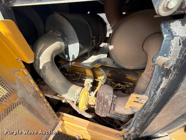 image for item ES5798 2004 John Deere 750C LT dozer