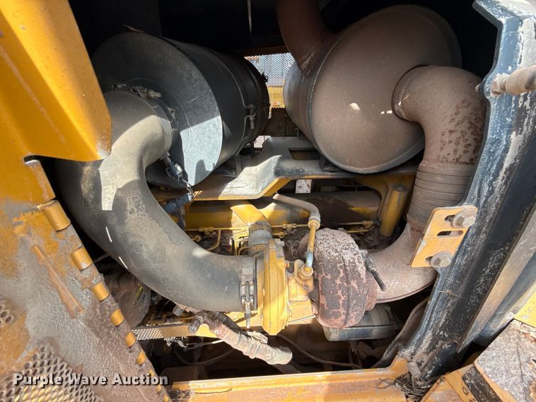 image for item ES5798 2004 John Deere 750C LT dozer