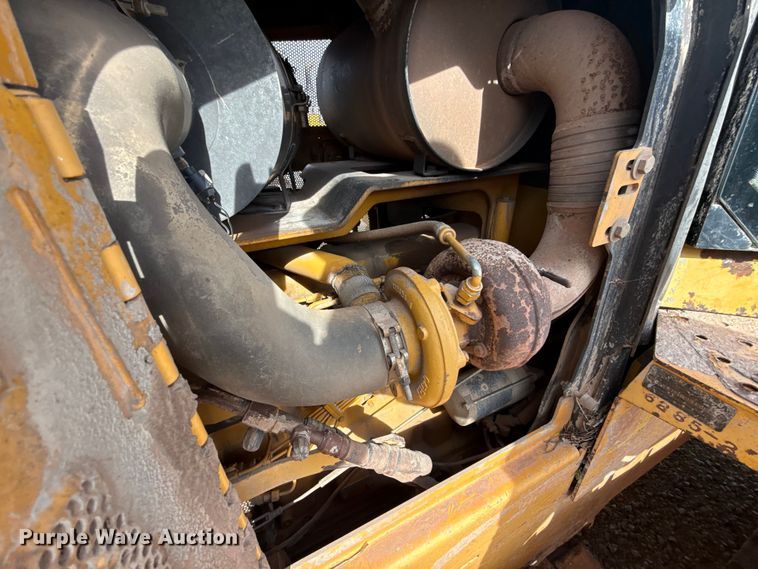 image for item ES5798 2004 John Deere 750C LT dozer