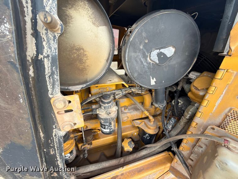 image for item ES5798 2004 John Deere 750C LT dozer