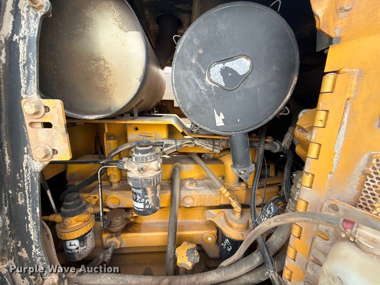 image for item ES5798 2004 John Deere 750C LT dozer