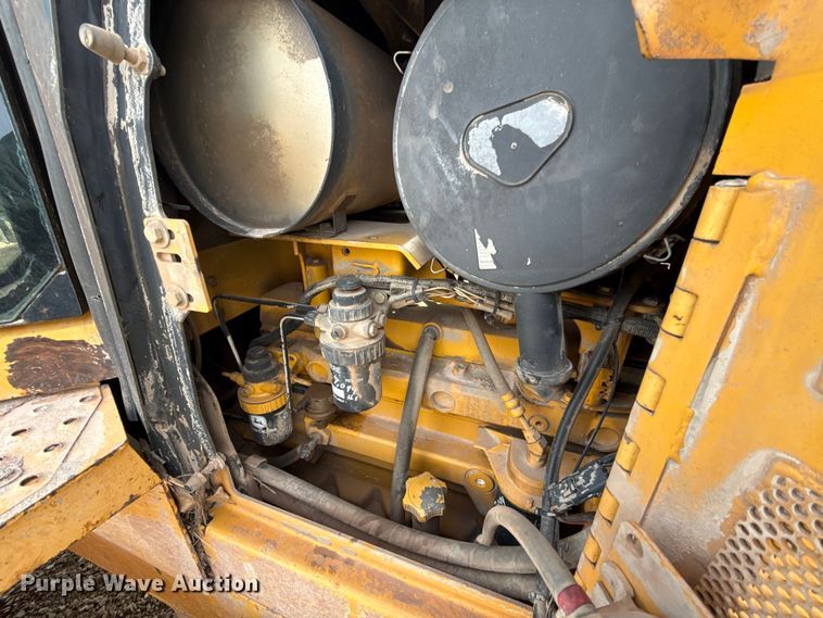 image for item ES5798 2004 John Deere 750C LT dozer