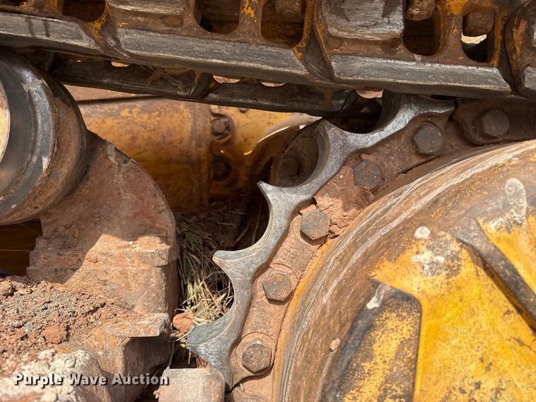 image for item ES5798 2004 John Deere 750C LT dozer