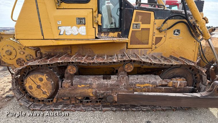 image for item ES5798 2004 John Deere 750C LT dozer