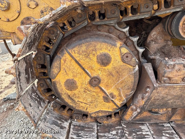 image for item ES5798 2004 John Deere 750C LT dozer