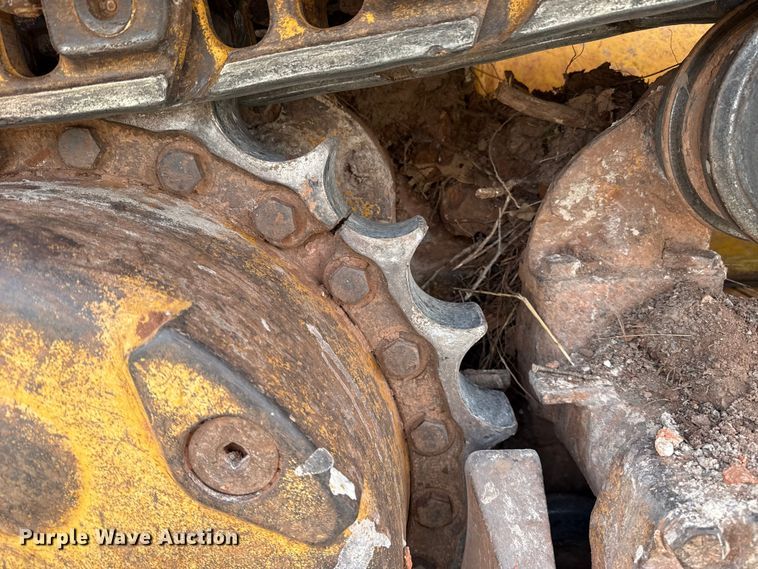 image for item ES5798 2004 John Deere 750C LT dozer