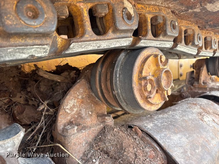 image for item ES5798 2004 John Deere 750C LT dozer