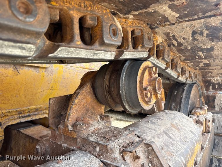 image for item ES5798 2004 John Deere 750C LT dozer