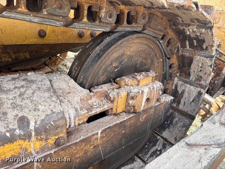 image for item ES5798 2004 John Deere 750C LT dozer