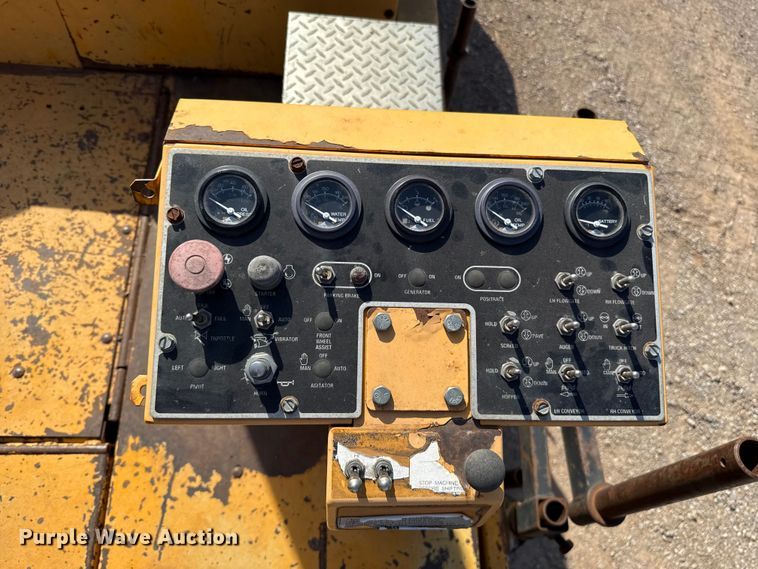 image for item ES5816 1999 Blaw-Knox PF-5510 paver