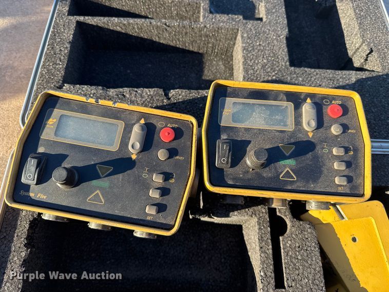 image for item ES5816 1999 Blaw-Knox PF-5510 paver