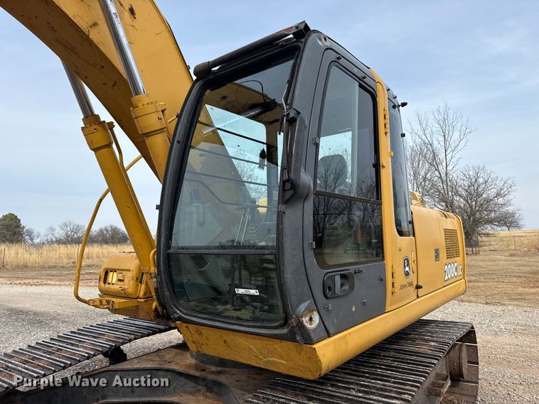image for item ES5821 2006 John Deere 200C LC excavator