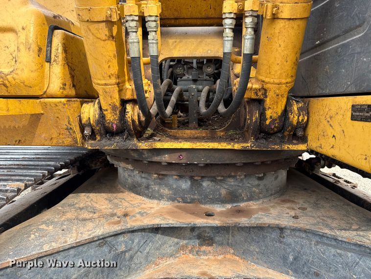 image for item ES5821 2006 John Deere 200C LC excavator