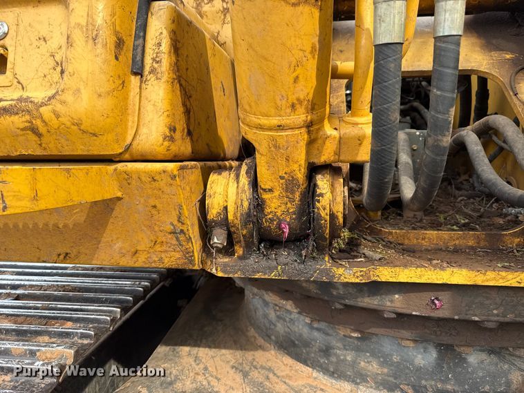 image for item ES5821 2006 John Deere 200C LC excavator