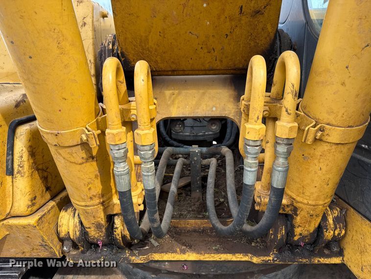 image for item ES5821 2006 John Deere 200C LC excavator
