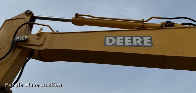 image for item ES5821 2006 John Deere 200C LC excavator