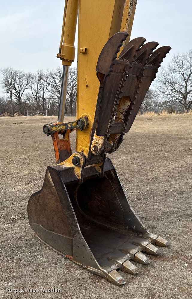 image for item ES5821 2006 John Deere 200C LC excavator