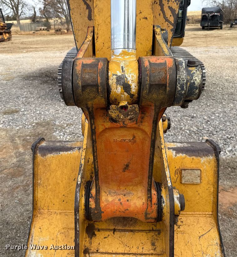 image for item ES5821 2006 John Deere 200C LC excavator