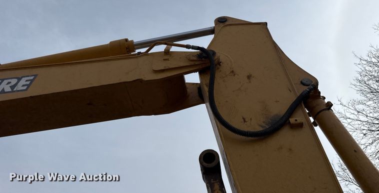 image for item ES5821 2006 John Deere 200C LC excavator
