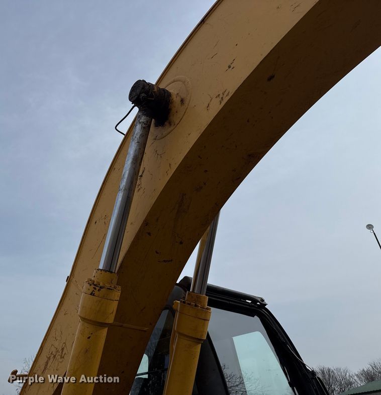 image for item ES5821 2006 John Deere 200C LC excavator