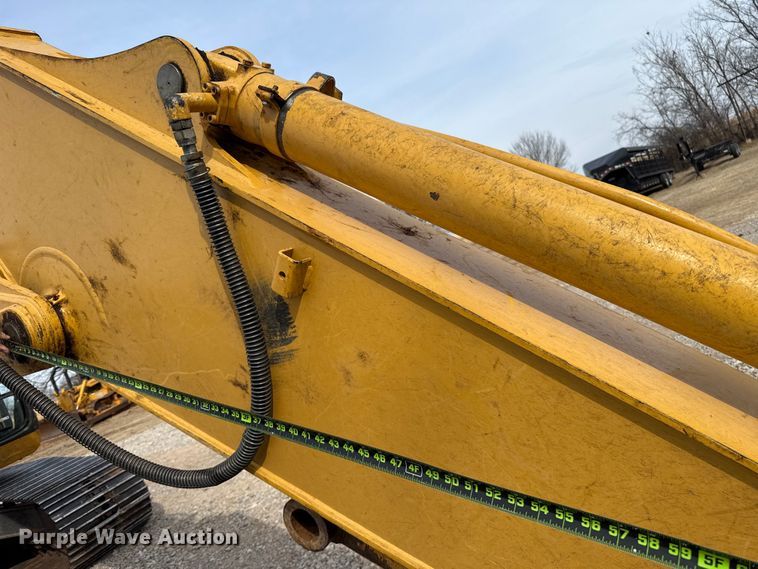 image for item ES5821 2006 John Deere 200C LC excavator