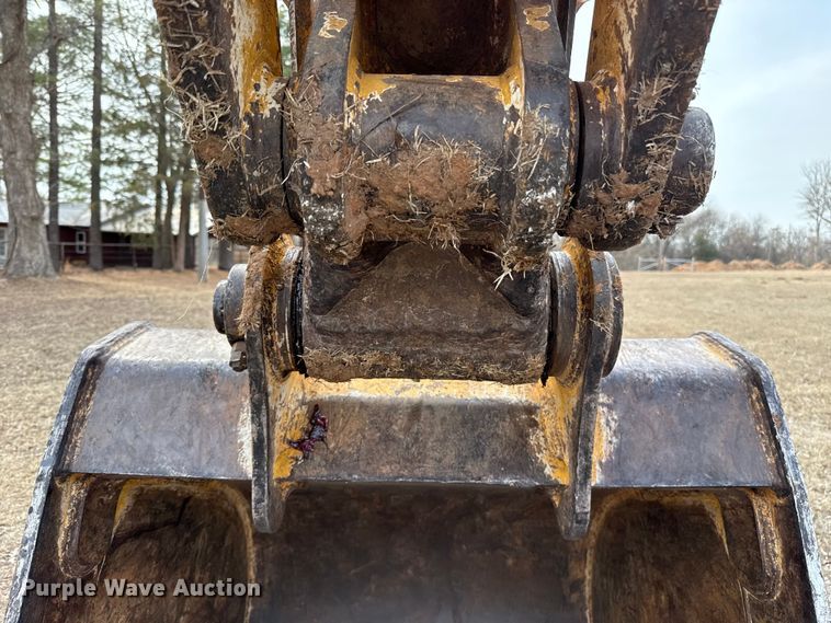 image for item ES5821 2006 John Deere 200C LC excavator