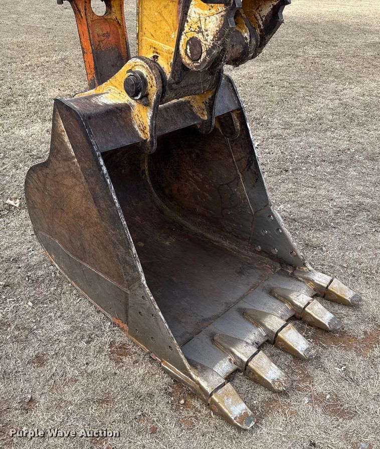 image for item ES5821 2006 John Deere 200C LC excavator