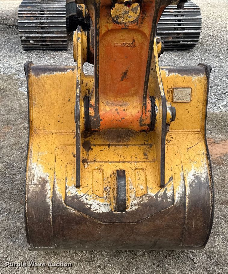 image for item ES5821 2006 John Deere 200C LC excavator