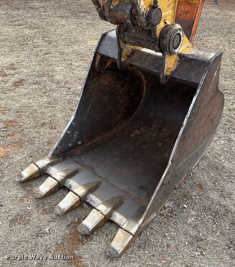 image for item ES5821 2006 John Deere 200C LC excavator