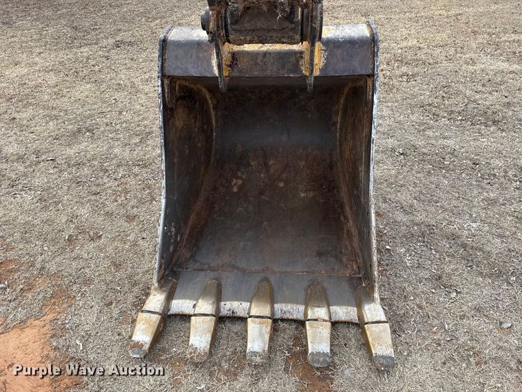 image for item ES5821 2006 John Deere 200C LC excavator