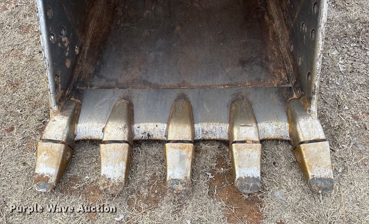 image for item ES5821 2006 John Deere 200C LC excavator