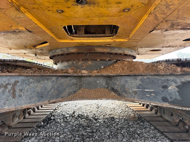 image for item ES5821 2006 John Deere 200C LC excavator