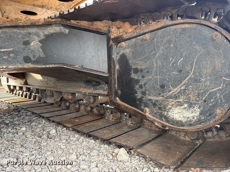 image for item ES5821 2006 John Deere 200C LC excavator