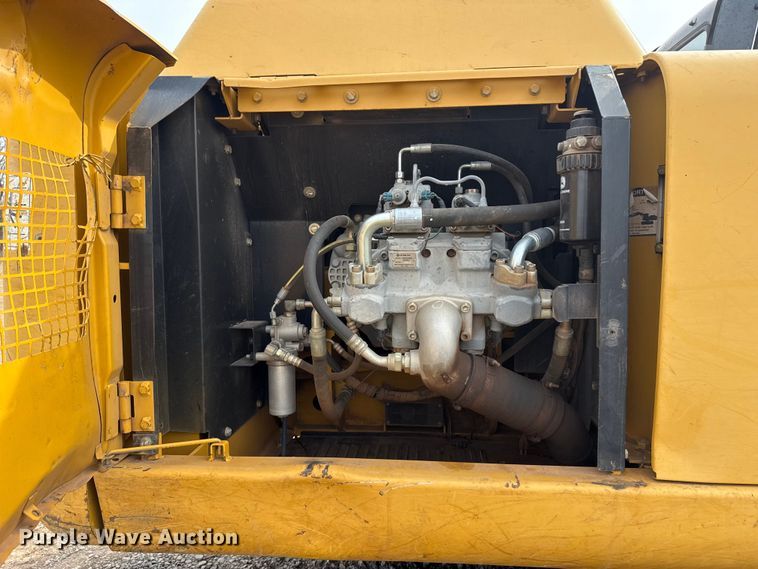 image for item ES5821 2006 John Deere 200C LC excavator