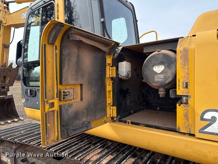 image for item ES5821 2006 John Deere 200C LC excavator