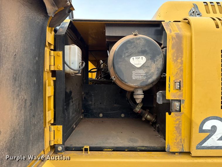 image for item ES5821 2006 John Deere 200C LC excavator