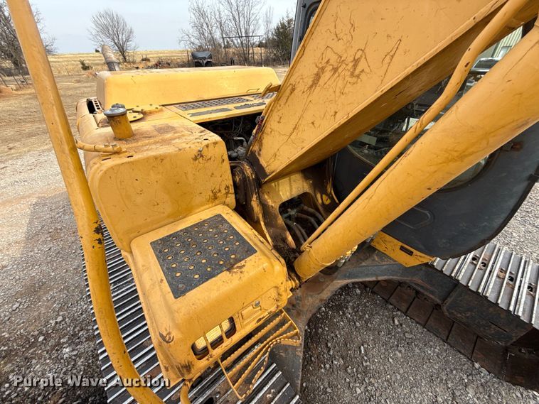 image for item ES5821 2006 John Deere 200C LC excavator