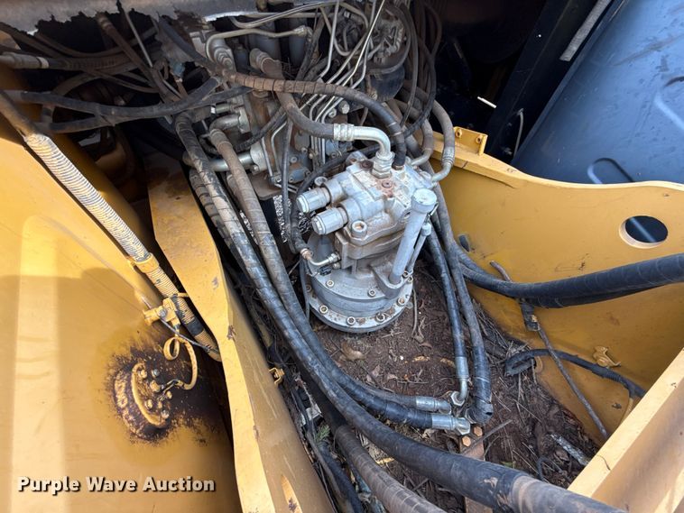 image for item ES5821 2006 John Deere 200C LC excavator