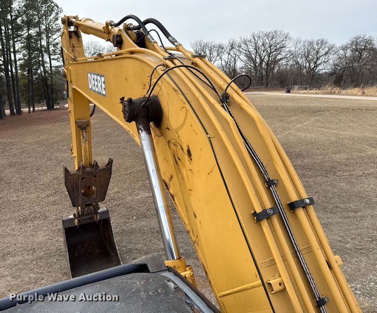 image for item ES5821 2006 John Deere 200C LC excavator