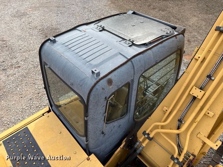 image for item ES5821 2006 John Deere 200C LC excavator