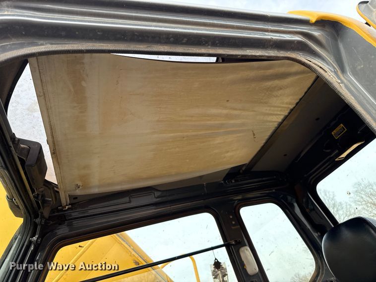 image for item ES5821 2006 John Deere 200C LC excavator