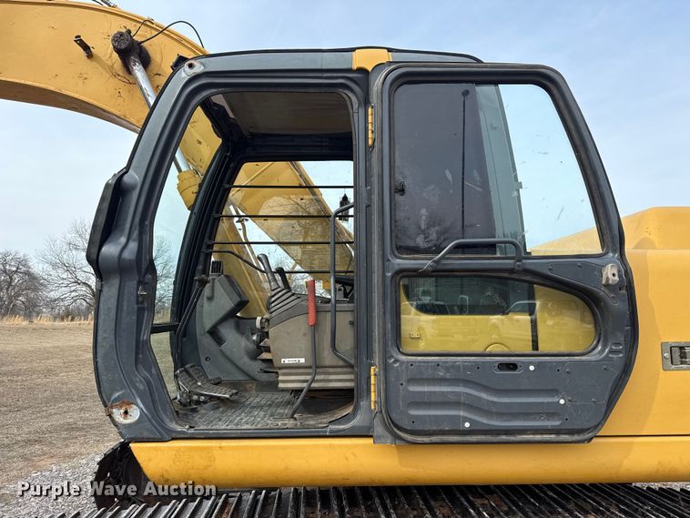 image for item ES5821 2006 John Deere 200C LC excavator