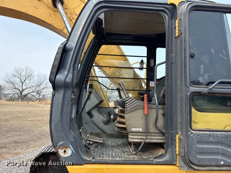 image for item ES5821 2006 John Deere 200C LC excavator